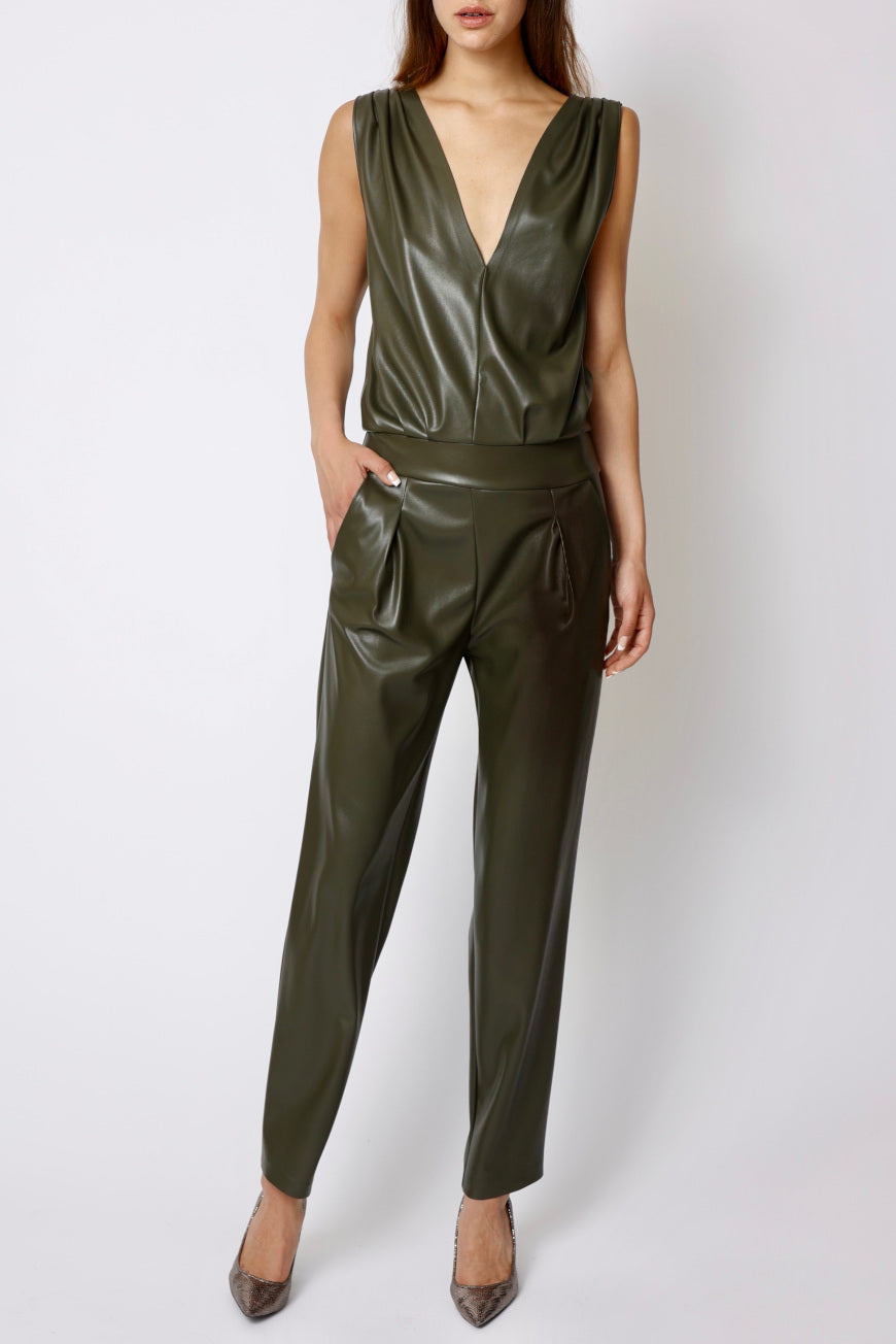 Vegan Leather Jumpsuit grun Overall aus veganem Leder Kunstlederjumpsuit Sonja Kiefer Design GmbH
